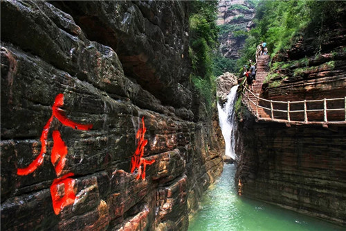 该石头为玄武岩质地,历经多年,已经被冲刷地圆润光滑,宛若龙口含珠