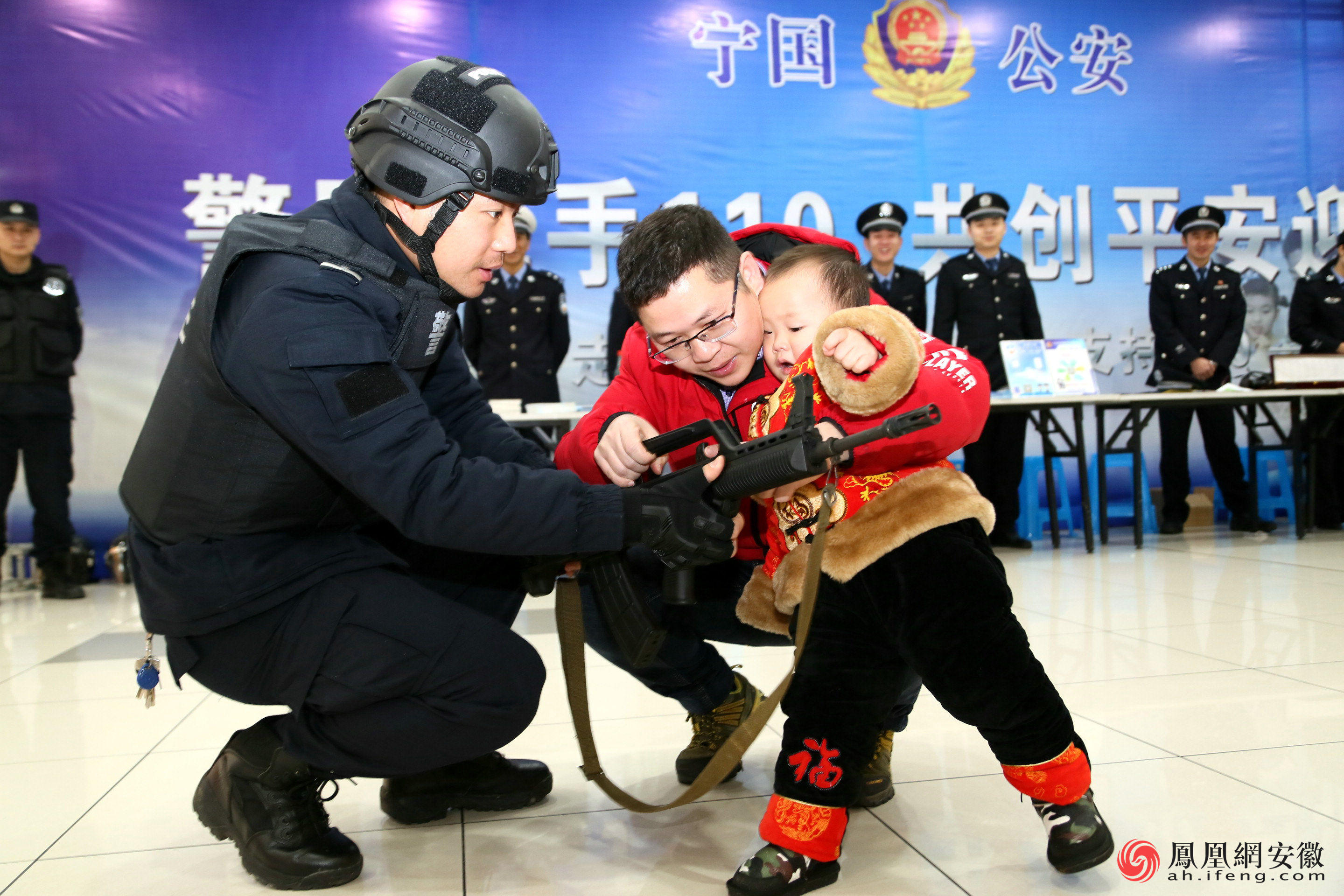 安徽宁国:110宣传进超市 警民互动热情高