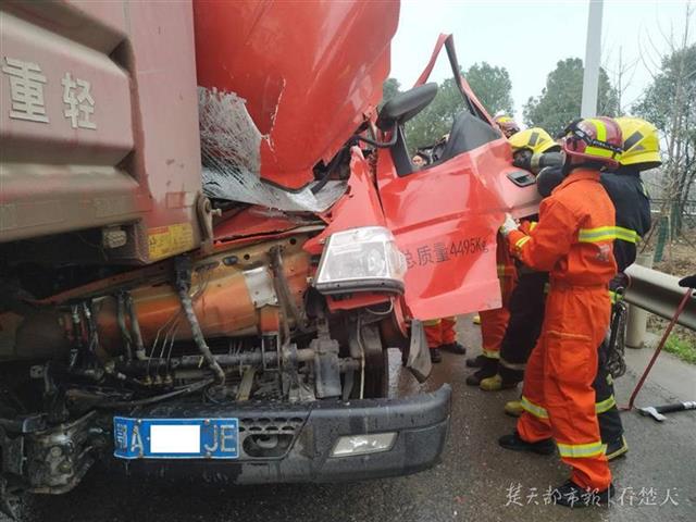 漢陽區孟家鋪發生車禍 司機被卡消防緊急救援