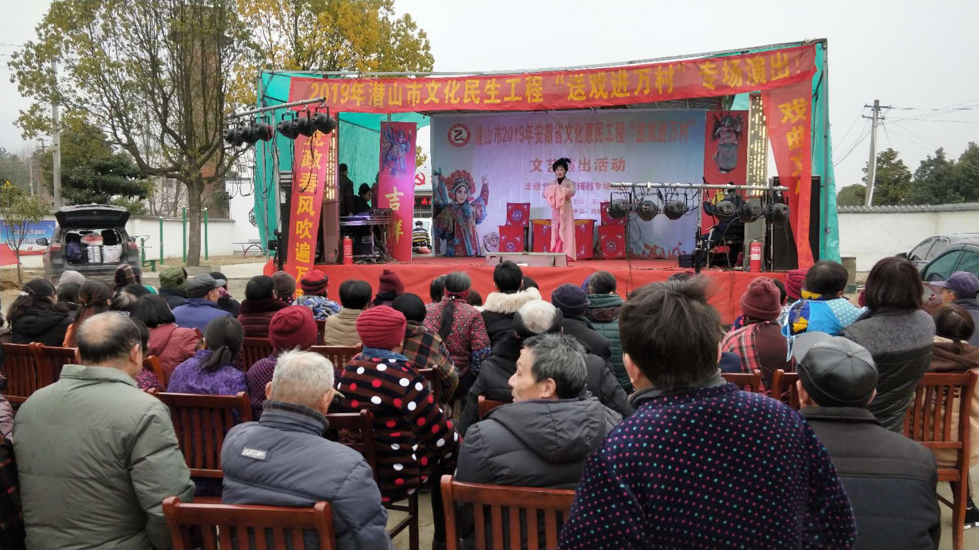 现场演出经典黄梅戏剧目《婆与媳》,吸引了周边300多名群众前来观看