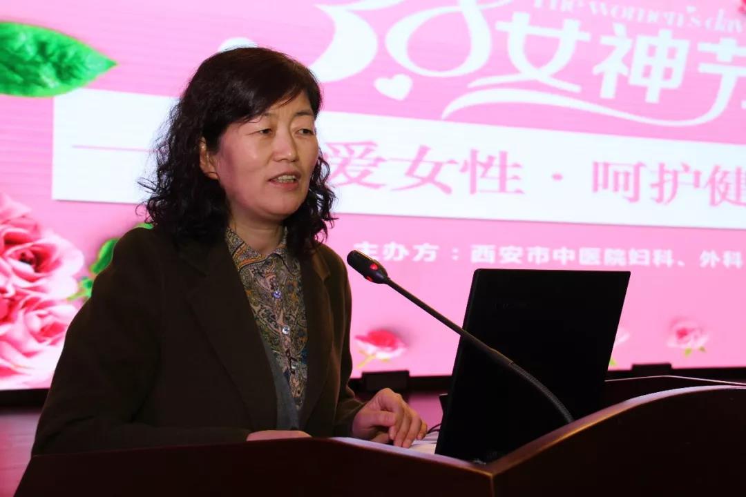 医务科科长石耀武,护理部主任盖海云以及广大女性患者和患者家属共300