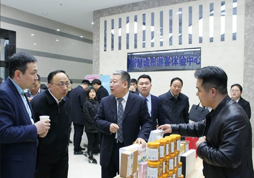 作为一名中药传承人,王品武坚持对中医药传承创新发展,立足芍药花产业