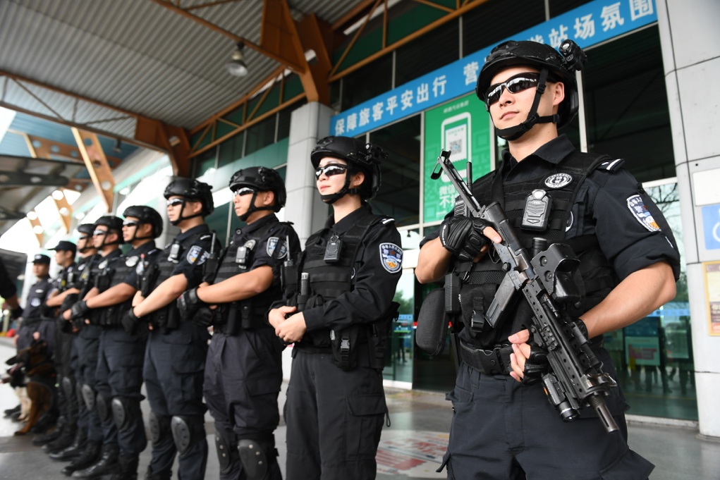 顺德"超燃特警"直播现场 揭秘日常练兵和紧急抓捕