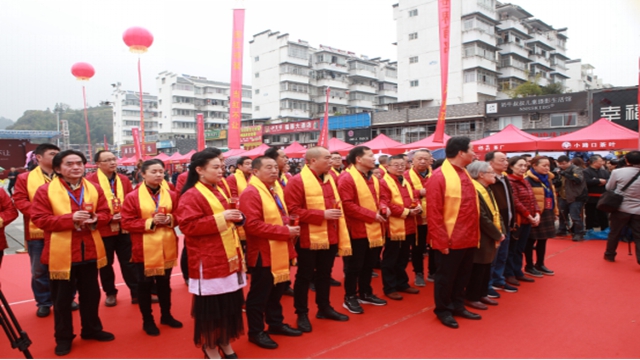 此外,活动现场举行了祁红鼻祖胡元龙祭祀仪式,通过舞,歌,书,诵,茶艺