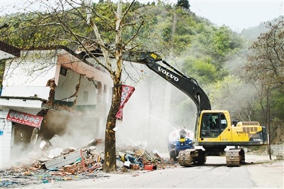 推进河湖清四乱行动 高新拆除高冠景区33处违建