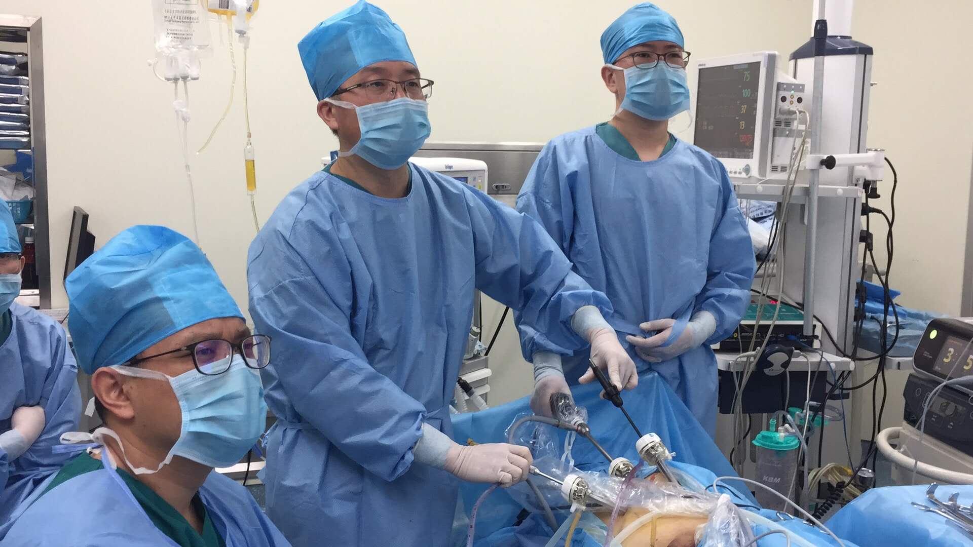 黑龙江省医院三孔腹腔镜下为患者成功切除癌变组织