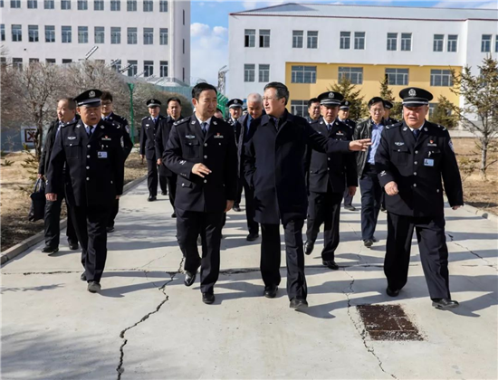 局长宋恩陪同下,先后深入到凤凰山监狱,华山监狱,讷河监狱,就开展解放