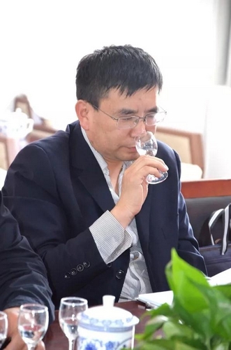 秦池酒业生产副总张德中介绍秦池鲁酱壹号和龙琬重酿白酒研发和市场