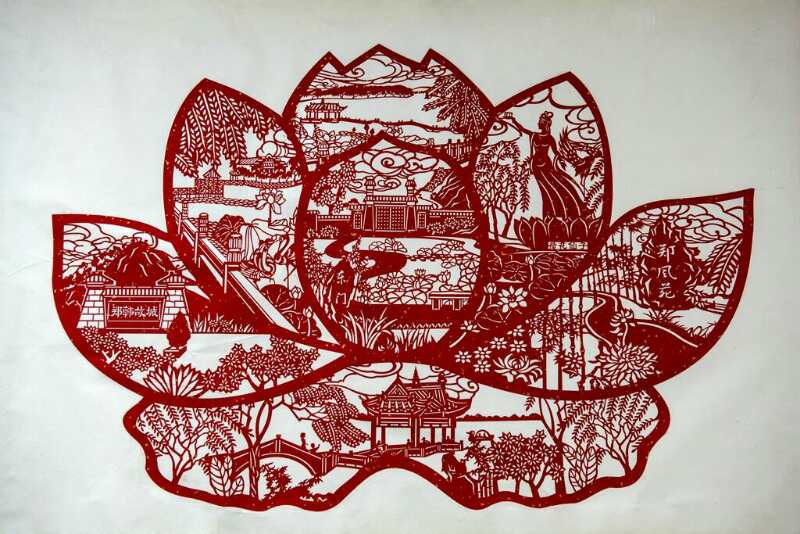 陈向阳揽获了无数剪纸荣誉:2008年3月3日在轩辕故里"剪纸专题展"中