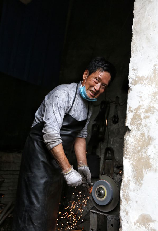 巢湖打铁人13岁开启打铁人生60年青春奉献铁匠铺