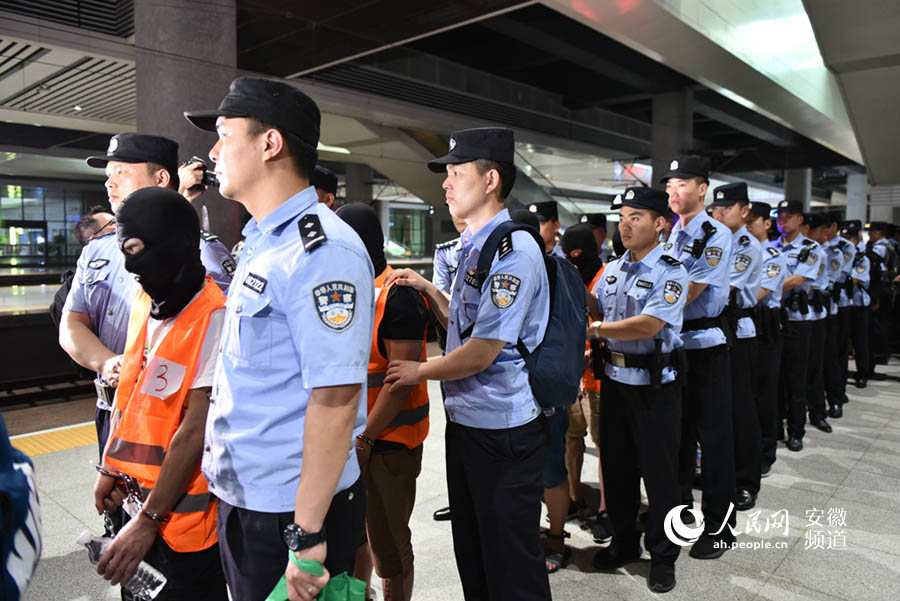 19名高富帅从缅甸被合肥警方押回