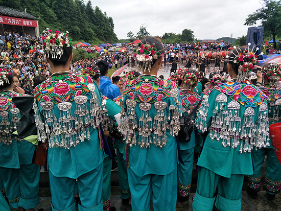 凤凰六月六苗歌节演绎浓郁民族风情万人冒雨观赏