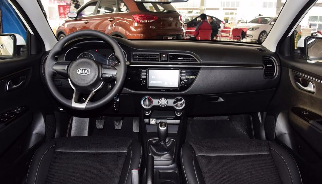 132-4045-8111杨经理《全国可上牌》2017款起亚k2内饰的设计改动较大