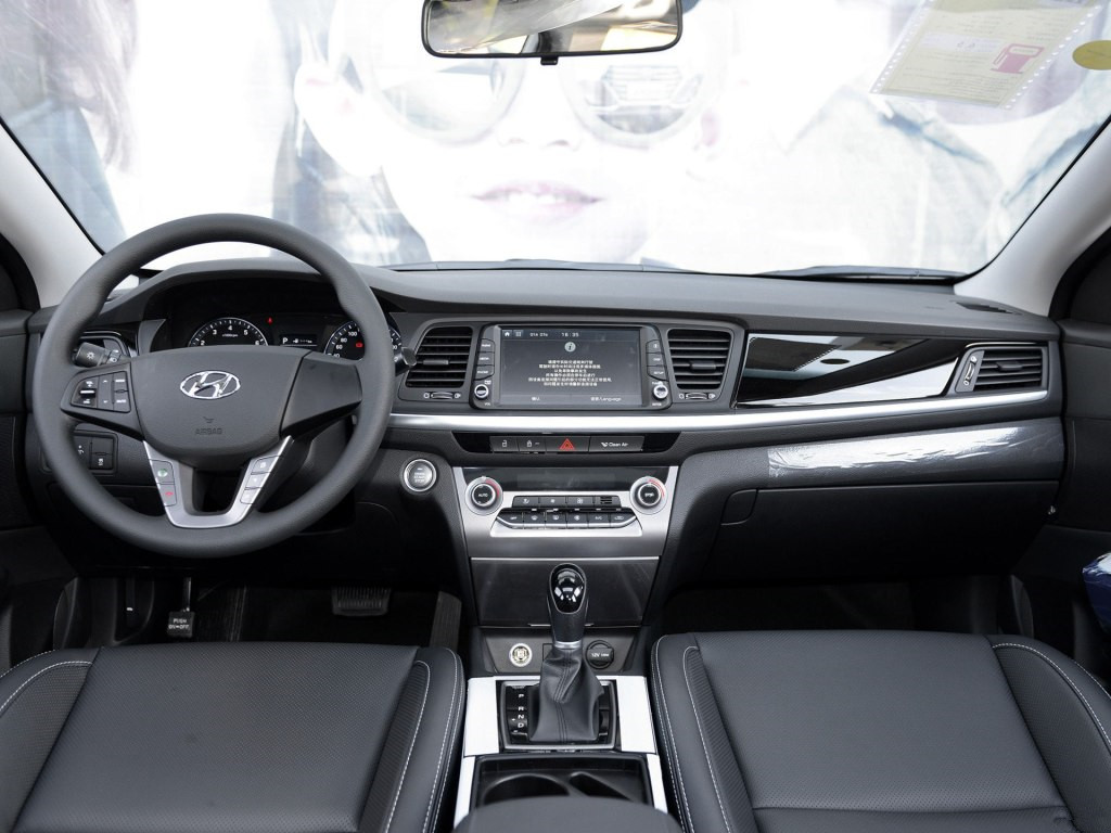 促销新闻 企业动态 详细新闻 现代名图营造出更高档次感的内饰,很不错