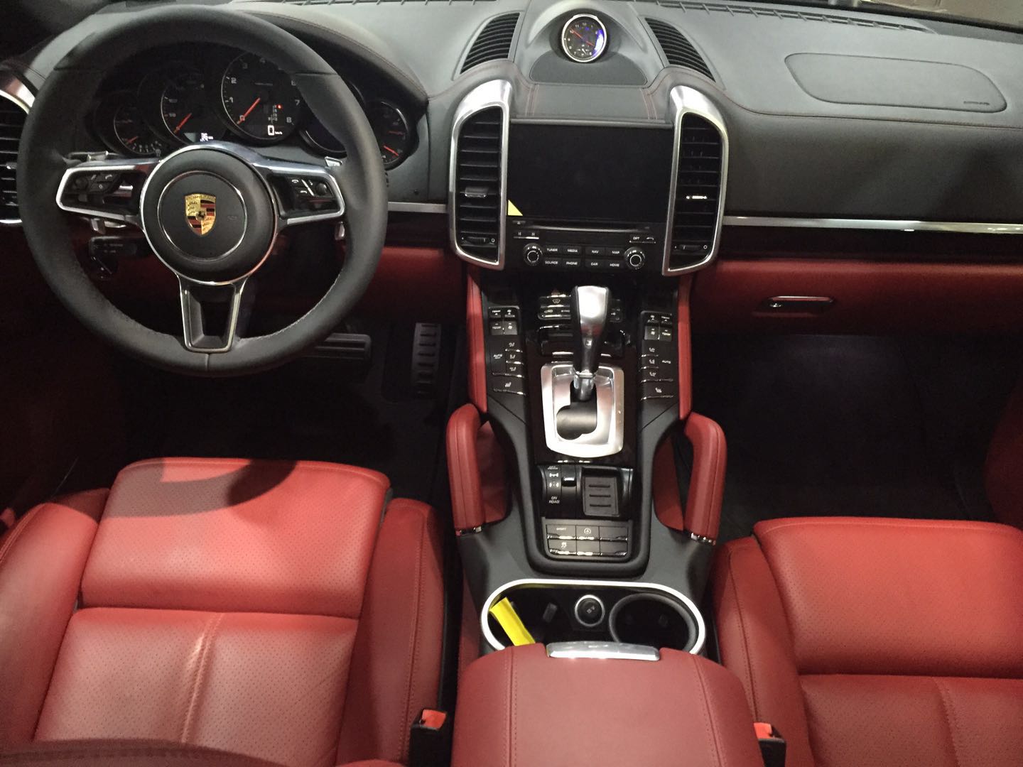 大型车 跑车 suv mpv 新能源               内饰方面:17款保时捷卡宴