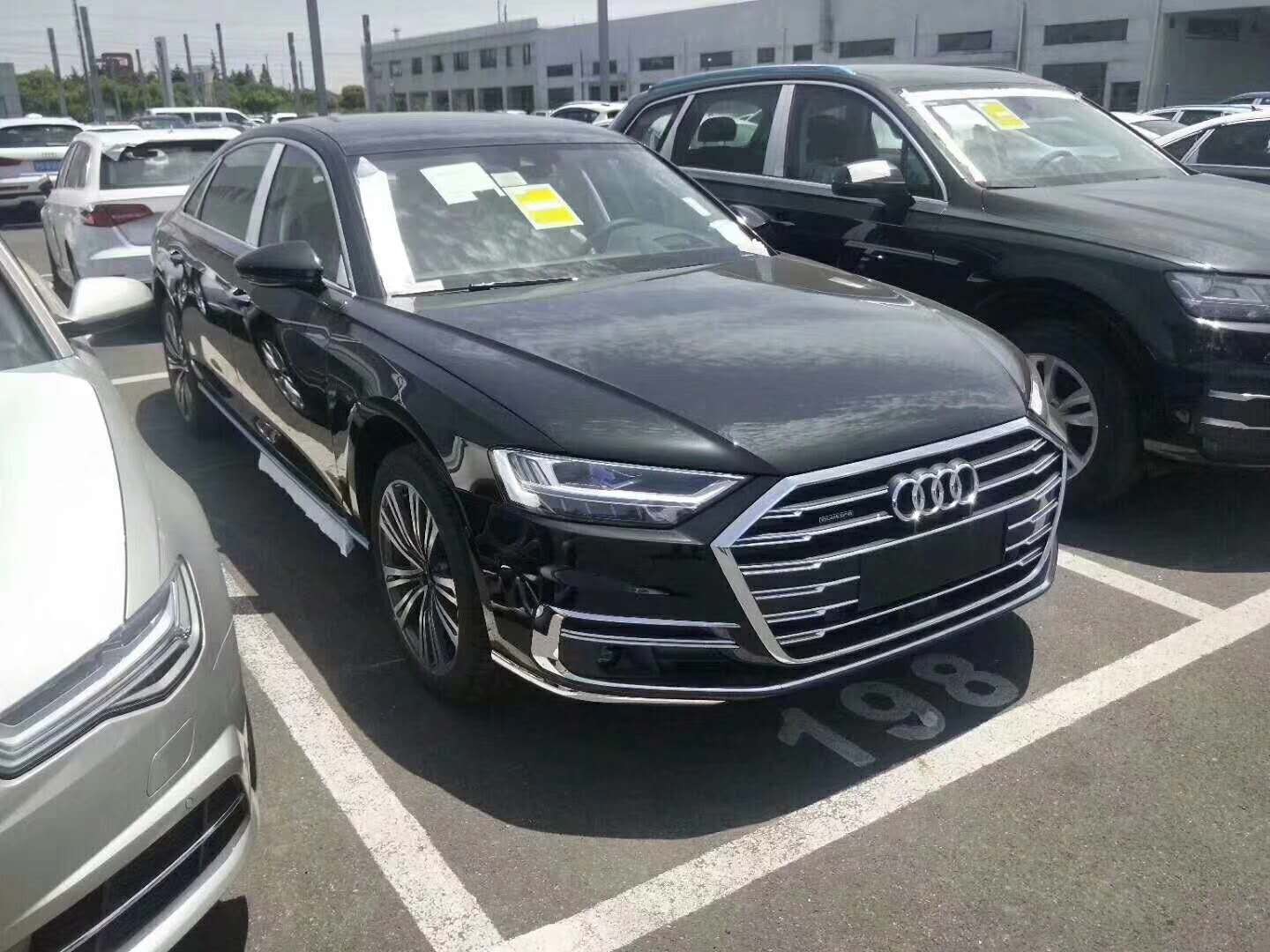 奥迪a8顶配 陨石灰/珍珠米