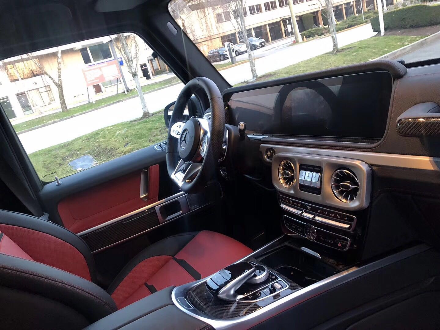 采用了奔驰最新的双屏幕式设计,全液晶仪表盘和中控台屏幕都达到12