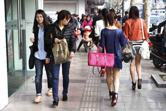 乱穿衣的时节:一个像夏天一个像冬天.