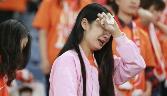 鲁能输球女球迷痛哭