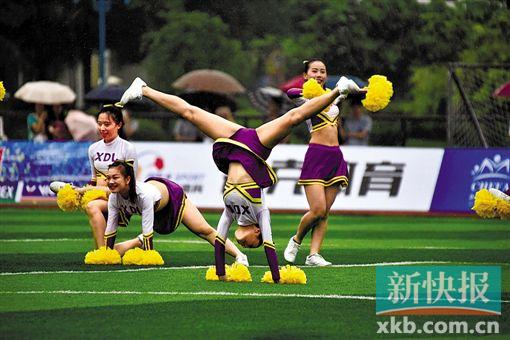 赛前的啦啦队表演.