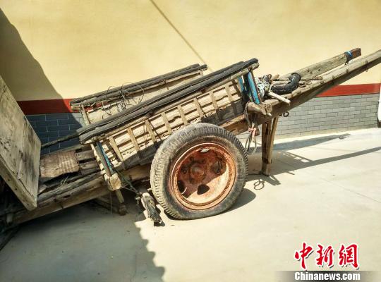 以"离家的脚步"为主题的堐西村历史文化展示馆内,村民捐赠的胶轮大车