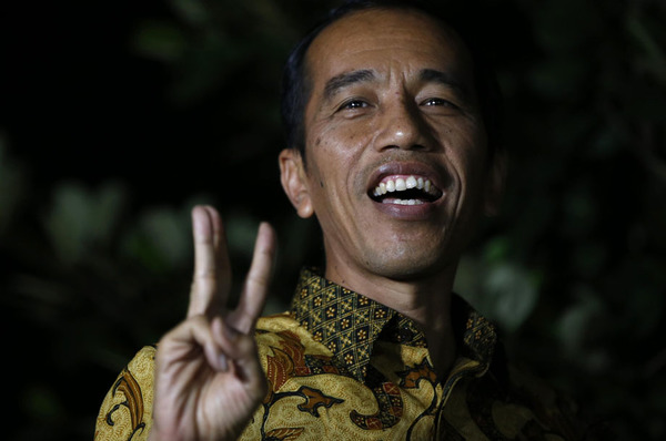 印尼当选总统佐科·维多多在新闻发布会上作胜利手势