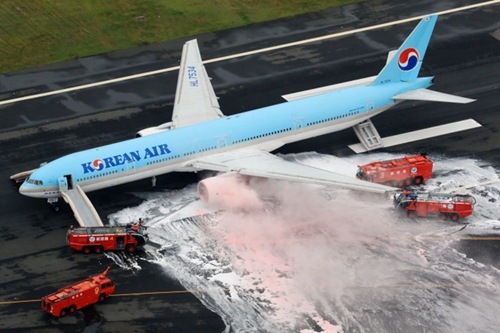 日本羽田机场:大韩航空客机机翼起火 无人受伤