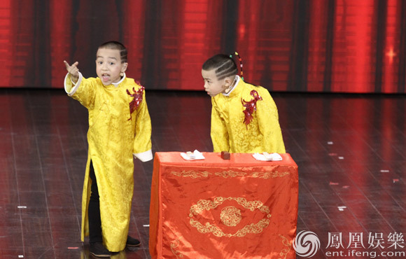 《喜剧狂》双胞胎说相声谢楠尖叫 郭麒麟曝从小挨打