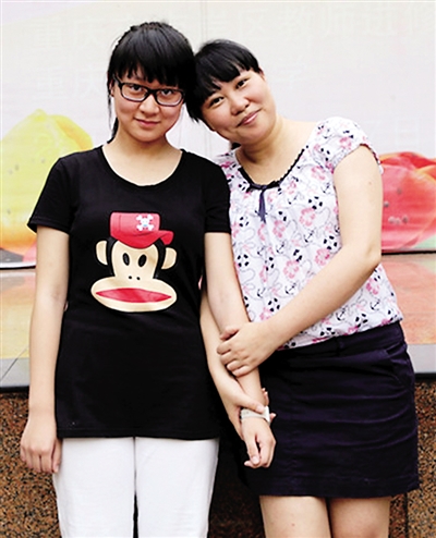 赵瑜(右)与明天高考的女儿.