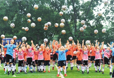 同心共筑中国梦"全民健身活动,集中展示了武术,体育舞蹈,足球等多种喜