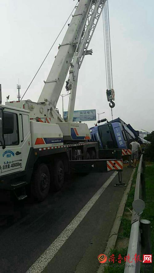 于丽丽)6月21日早晨七点左右,济南京台高速69公里处发生了一起车祸