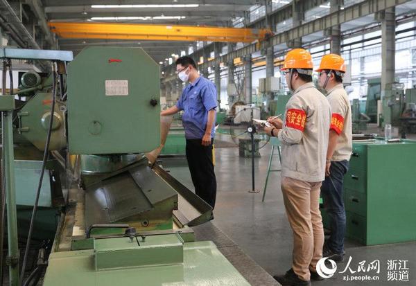 据介绍,为了安全护航g20,安全员们对车间的检查频率从以前的每月一至