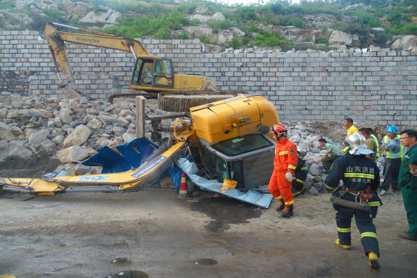 博山消防大隊城東中隊兵2輛消防車12名指戰員火速趕往現場處置.