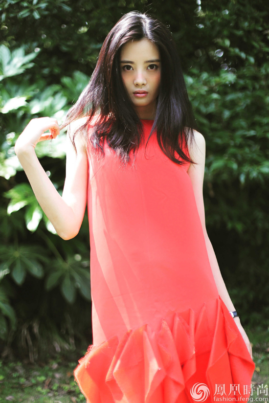 隋雨蒙写真亮眼红裙宛若林间精灵