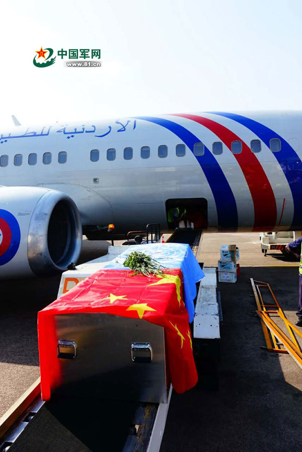 李磊杨树朋两位烈士遗体运抵乌干达