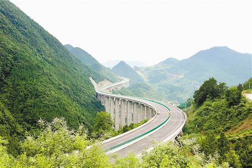 7月22日拍摄的万(州)忠(县)高速河源大桥段,截至7月20日,万忠高速公路