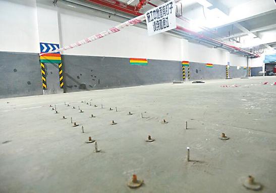 为防止业主进负一楼停车,物业竟在车库行车道上安装道钉,带来安全隐患