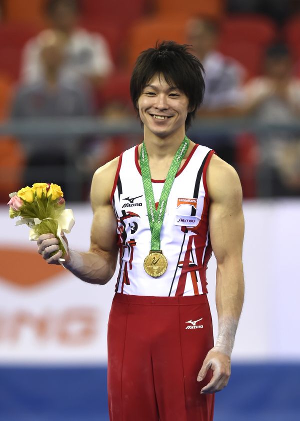 资料图片:2014年10月9日,获得冠军的日本选手内村航平在第45届世界
