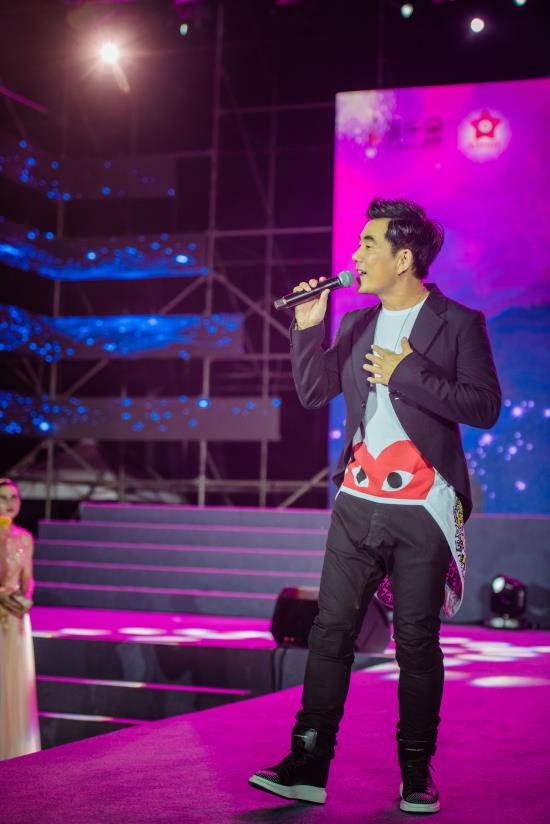 正文任贤齐 活动最后主办方负责人蓝磊和赵雅芝为四位佳丽颁奖,授予