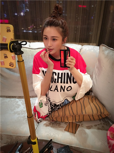 陈冰为公益素颜直播创纪录化妆教学暴露反差萌