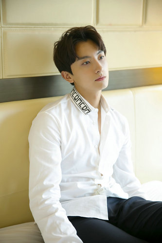 牛骏峰新写真曝光 禁欲系校草展白衬衫诱惑