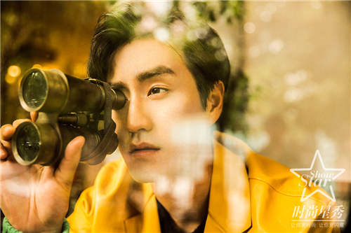 杨玏化身初秋安静绅士 演绎复古高街休闲风