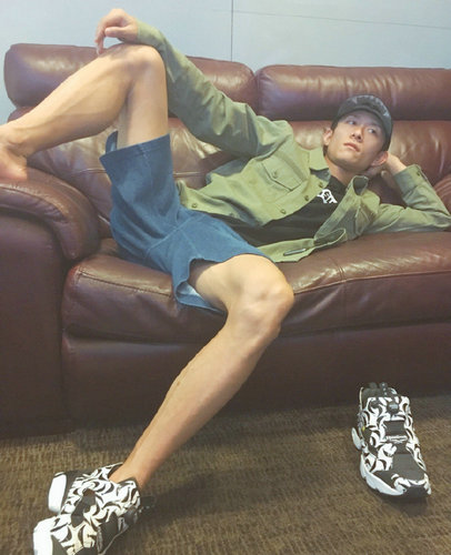 张一山自创"一山瘫" 网友:照片是杨紫拍的吧