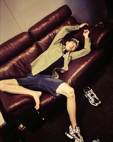 张一山自创"一山瘫" 网友:照片是杨紫拍的吧