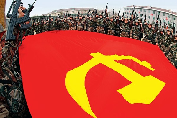 军人高举党旗图片