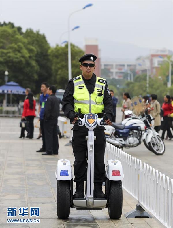 9月7日,骑巡队队员驾驶电动平衡车在昆明市级行政中心巡逻.