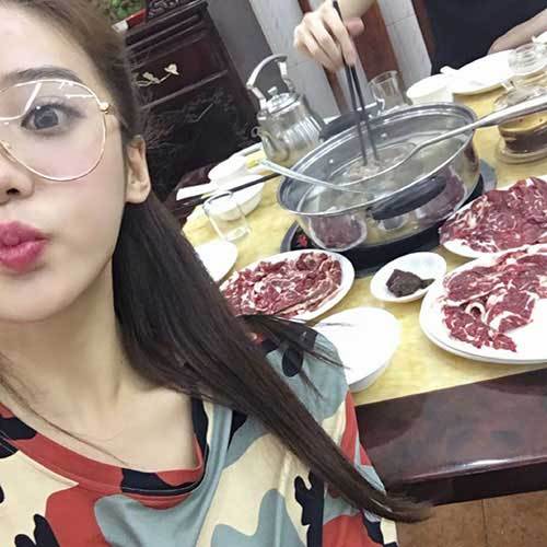 光晒不吃超心机 网红夏夏大吃火锅贴秋膘