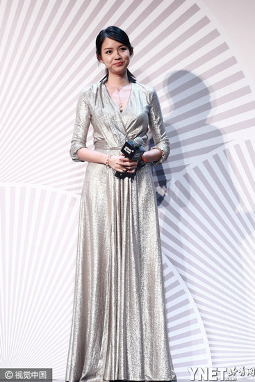 张梓琳深v礼裙秀深沟弯腰险走光开叉裙露美腿