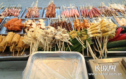 校门口的小吃摊.长城网记者摄