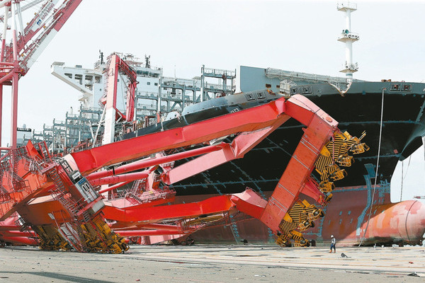 高雄港第六货柜中心四座桥式起重机,被台船风明轮撞上严重毁损,财损